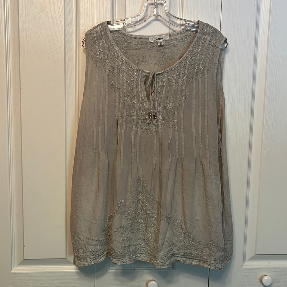 Solitaire sleeveless top